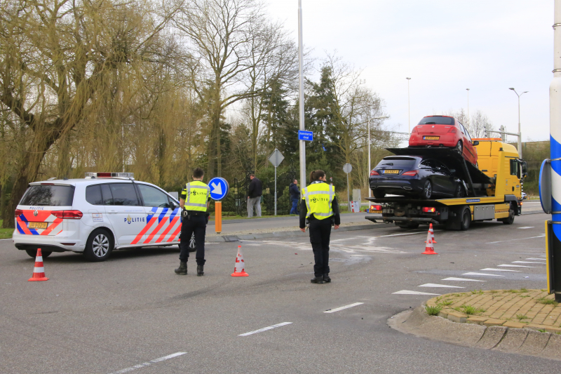 Twee voertuigen botsen op kruising
