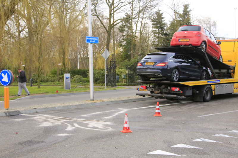 Twee voertuigen botsen op kruising