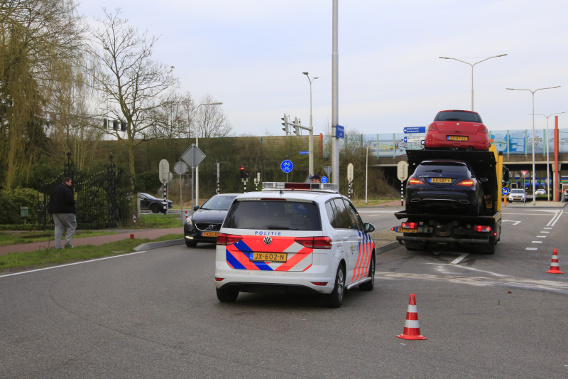 Twee voertuigen botsen op kruising