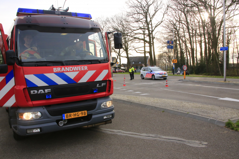 Twee voertuigen botsen op kruising