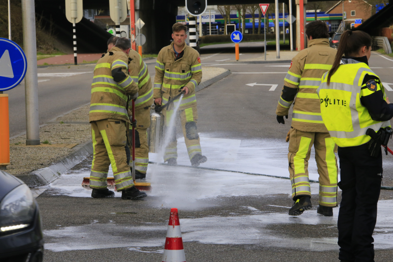 Twee voertuigen botsen op kruising