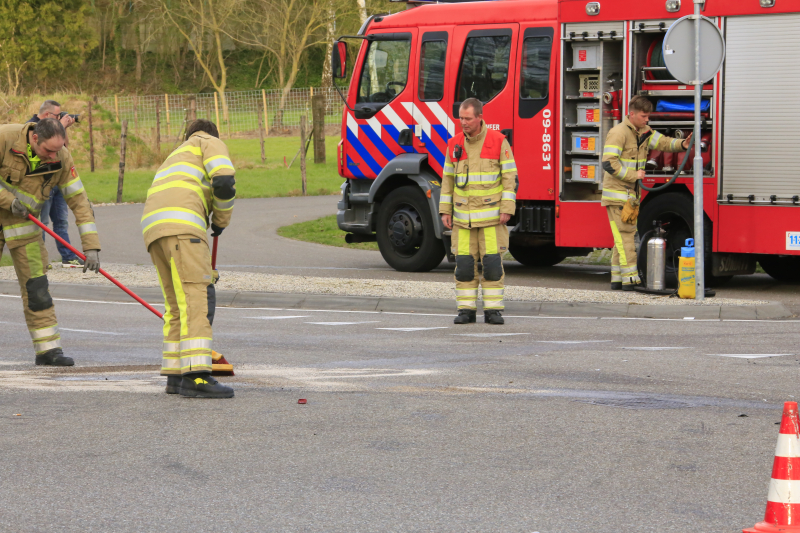 Twee voertuigen botsen op kruising