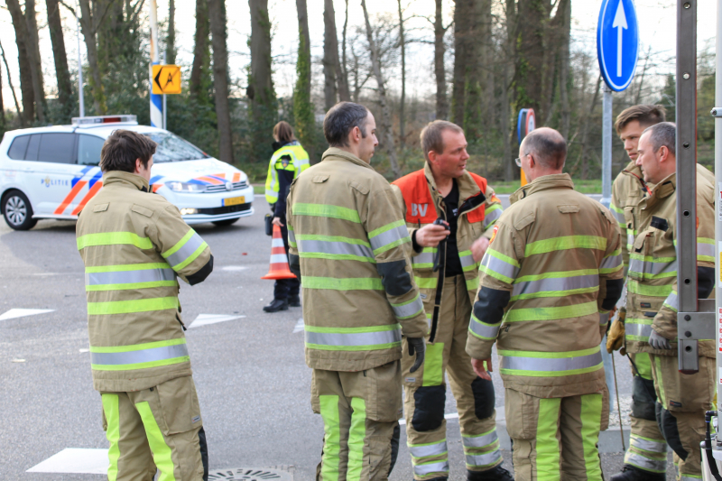 Twee voertuigen botsen op kruising