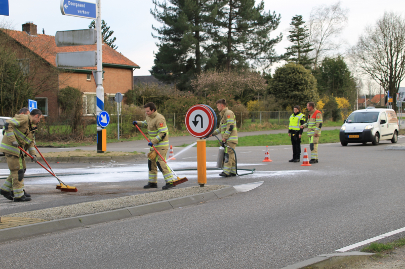 Twee voertuigen botsen op kruising