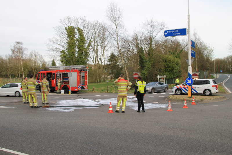 Twee voertuigen botsen op kruising