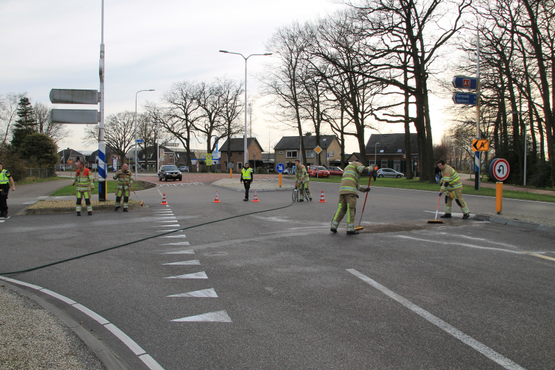 Twee voertuigen botsen op kruising