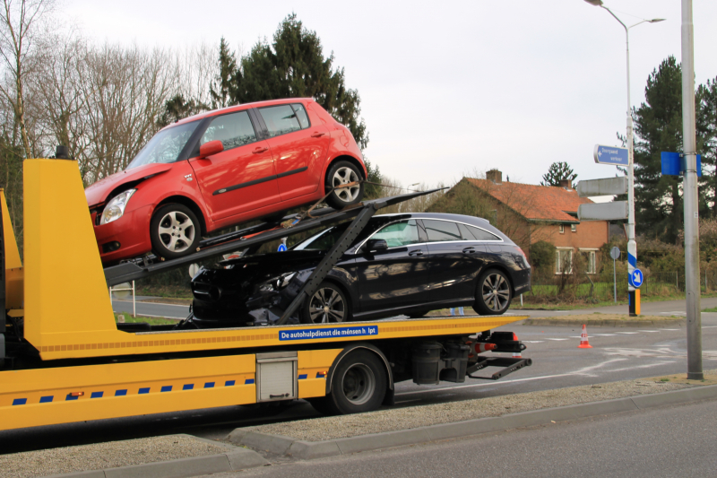 Twee voertuigen botsen op kruising