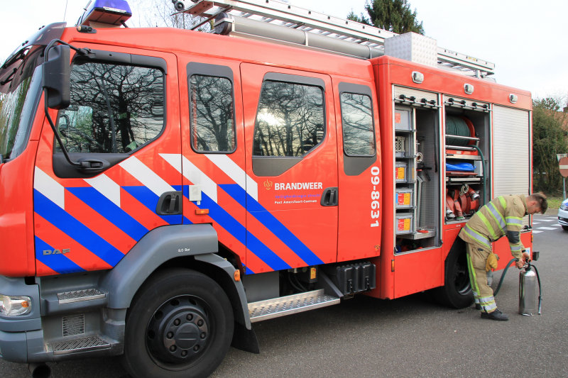 Twee voertuigen botsen op kruising