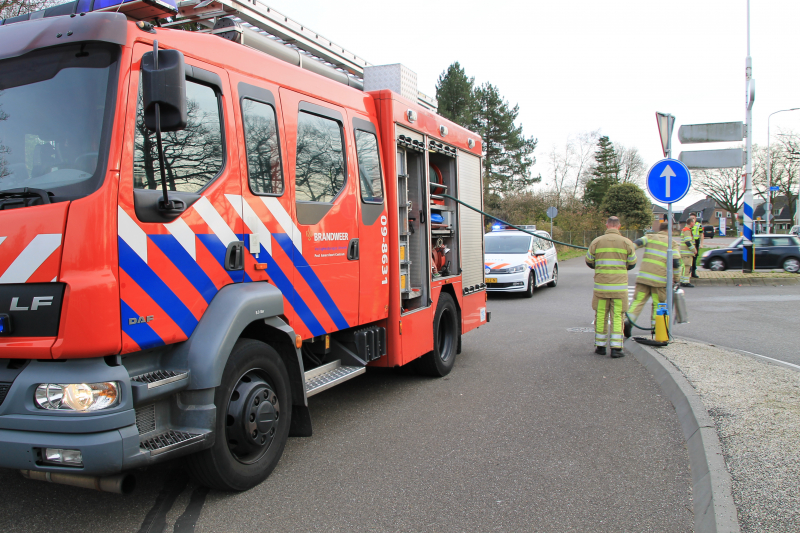 Twee voertuigen botsen op kruising