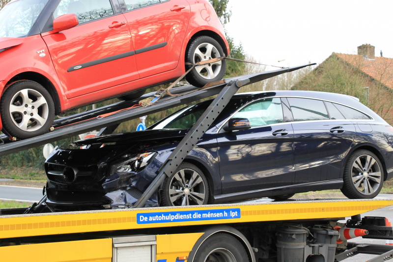 Twee voertuigen botsen op kruising