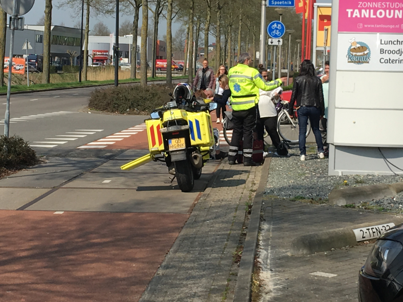 Scooterrijdster gewond na botsing met personenauto