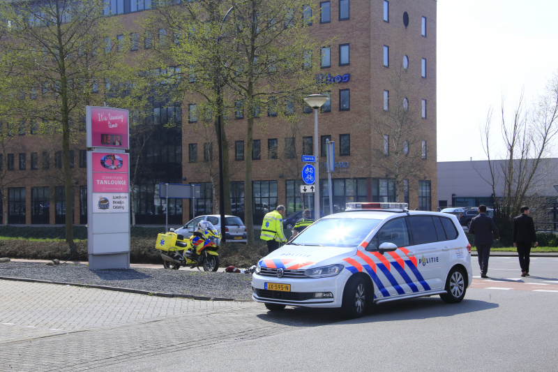 Scooterrijdster gewond na botsing met personenauto
