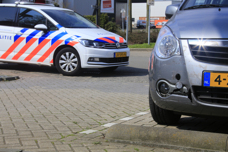 Scooterrijdster gewond na botsing met personenauto