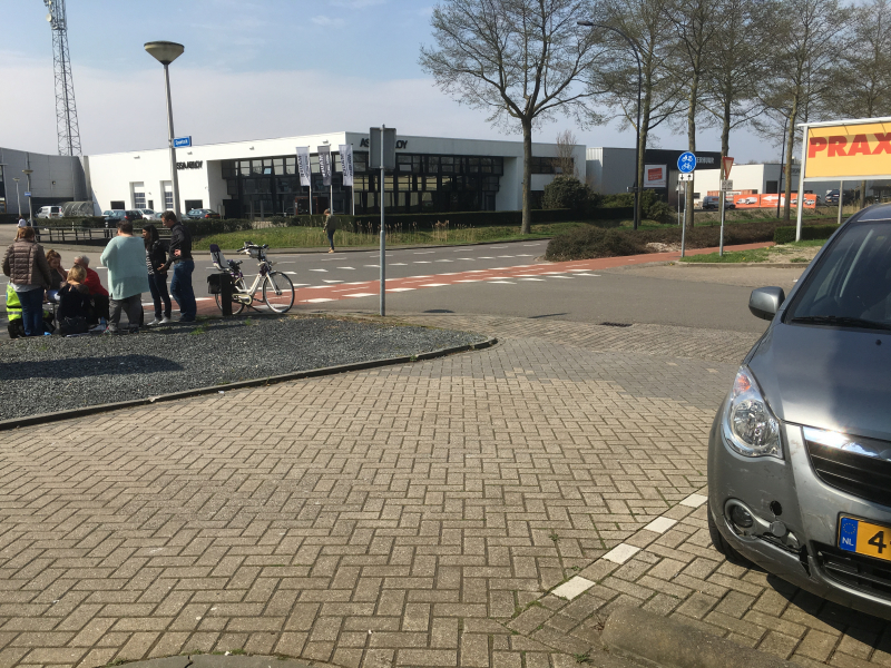 Scooterrijdster gewond na botsing met personenauto