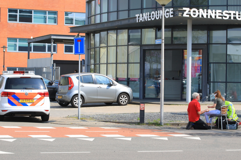 Scooterrijdster gewond na botsing met personenauto