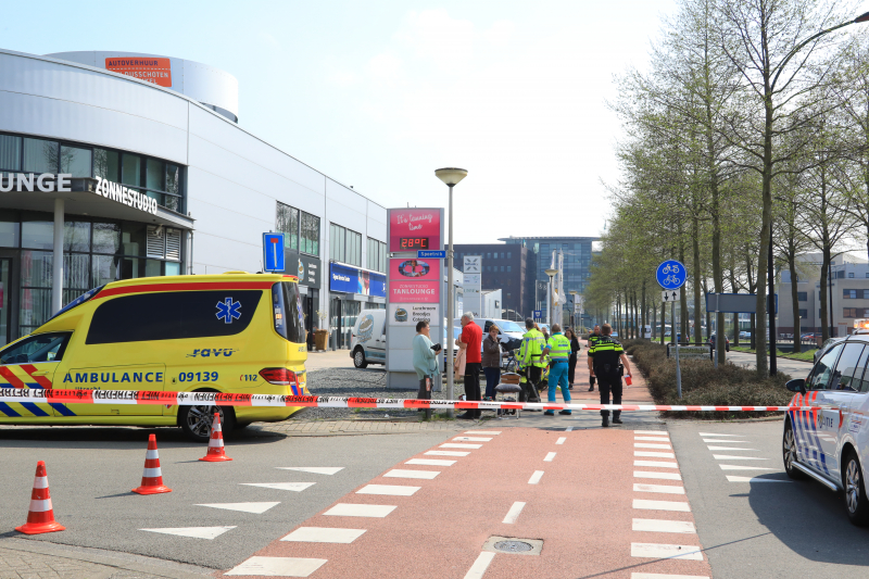 Scooterrijdster gewond na botsing met personenauto