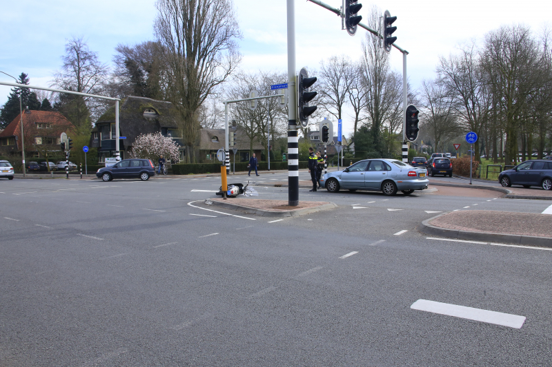 Scooterrijder zwaargewond na botsing met auto