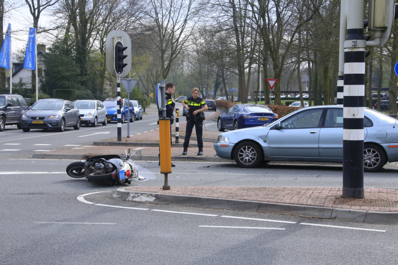 Scooterrijder zwaargewond na botsing met auto