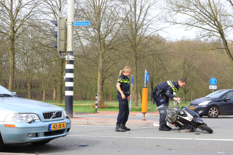 Scooterrijder zwaargewond na botsing met auto