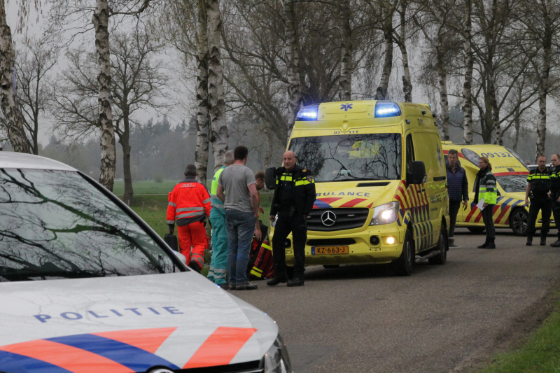Motorrijder raakt gewond na crash tegen boom