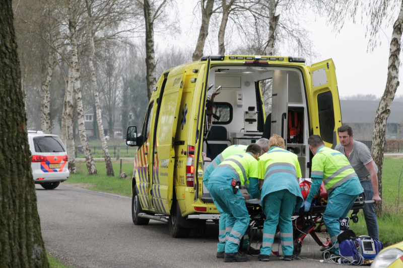 Motorrijder raakt gewond na crash tegen boom