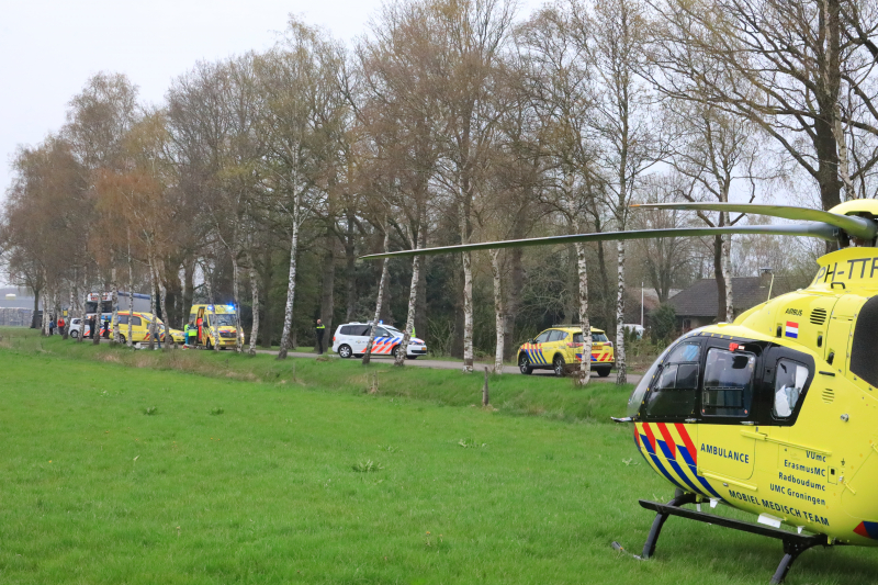 Motorrijder raakt gewond na crash tegen boom