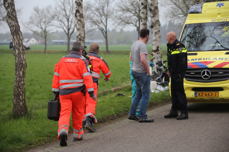 Motorrijder raakt gewond na crash tegen boom