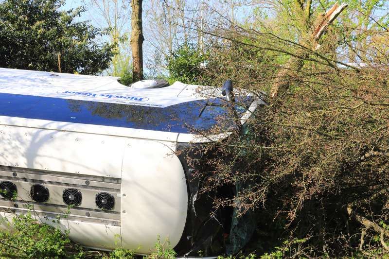 Drie gewonden bij groot busongeluk