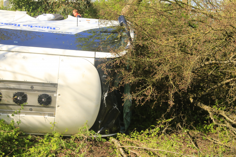 Drie gewonden bij groot busongeluk