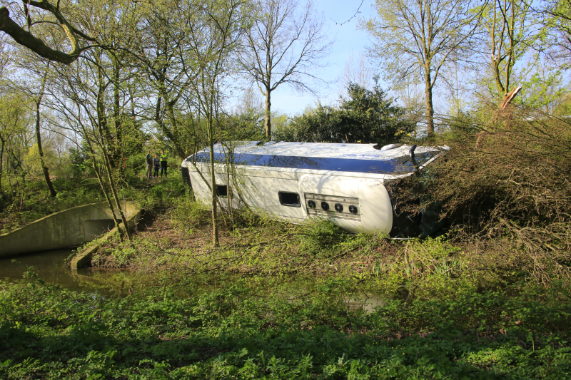 Drie gewonden bij groot busongeluk