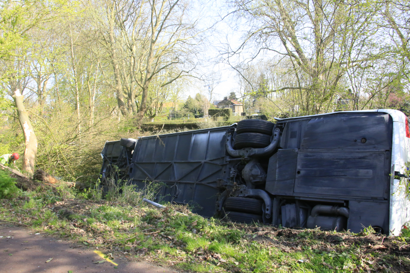 Drie gewonden bij groot busongeluk