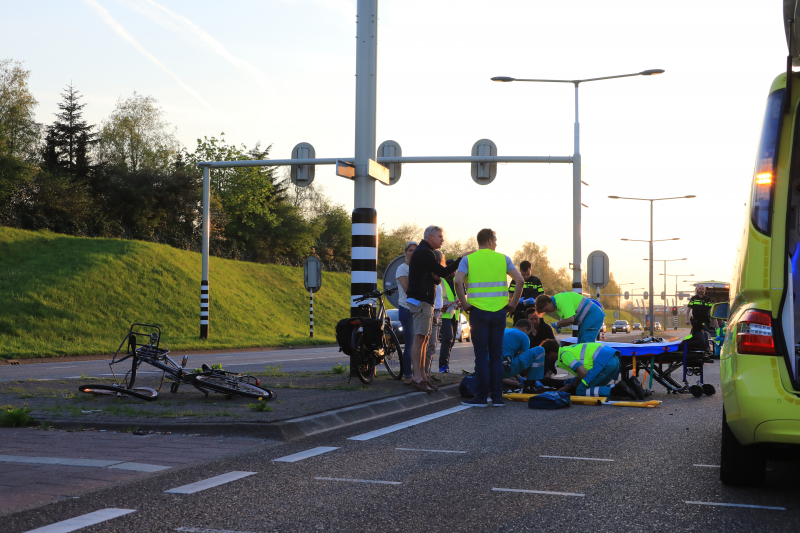 Overstekende fietsster aangereden door motor