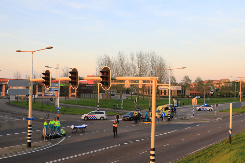 Overstekende fietsster aangereden door motor