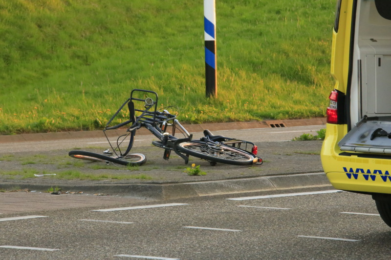 Overstekende fietsster aangereden door motor