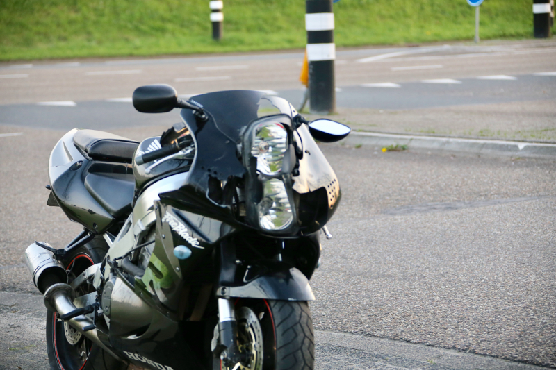 Overstekende fietsster aangereden door motor