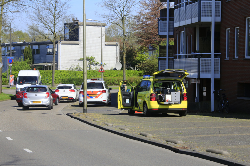 Fietser knalt tegen muurtje