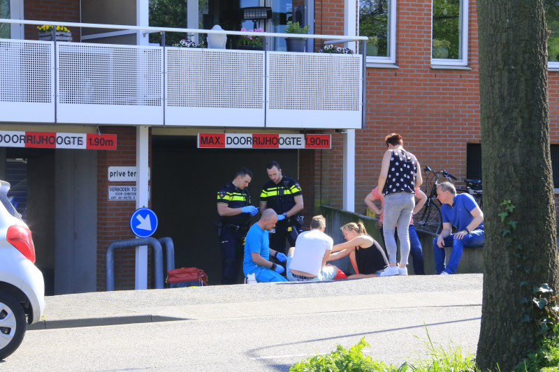 Fietser knalt tegen muurtje