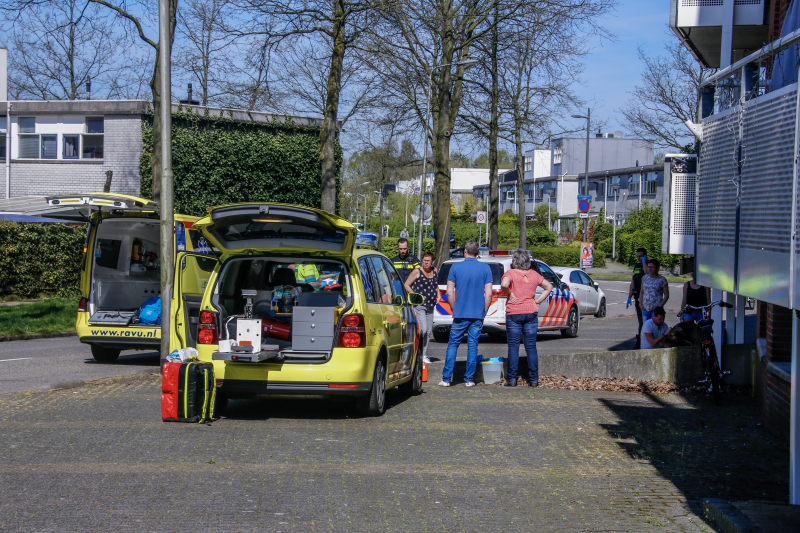 Fietser knalt tegen muurtje