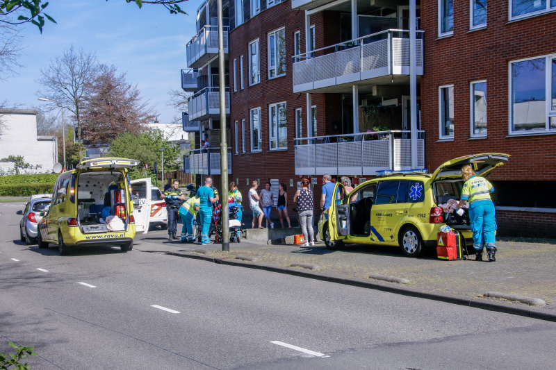 Fietser knalt tegen muurtje