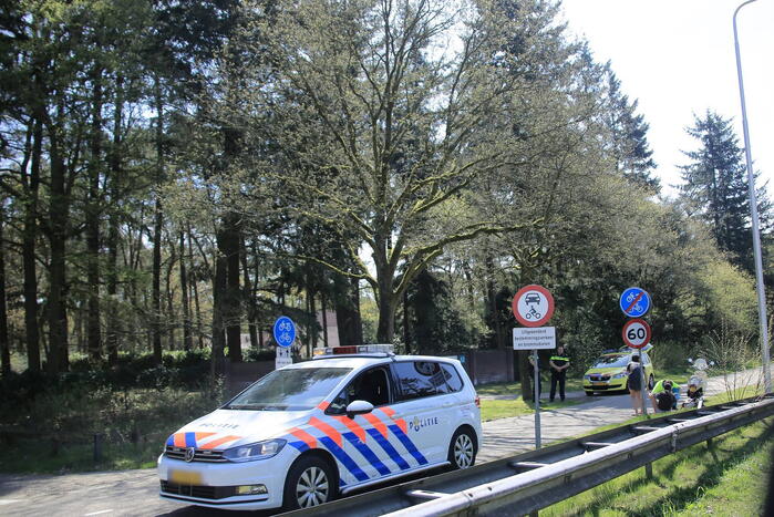 Scooterrijdster onderuit op wegdek