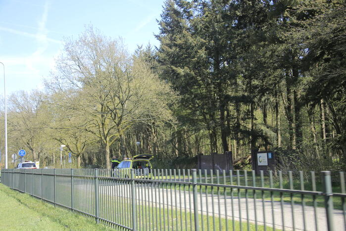 Scooterrijdster onderuit op wegdek