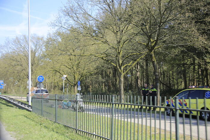 Scooterrijdster onderuit op wegdek