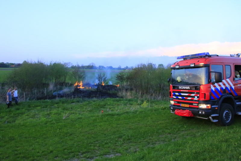 Voorbijgangers treffen  natuurbrand aan