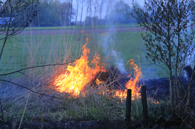 Voorbijgangers treffen  natuurbrand aan