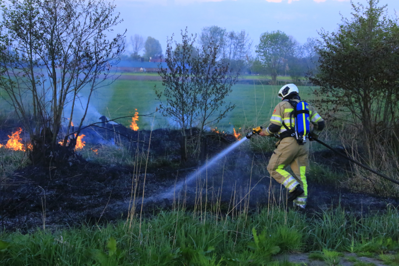 Voorbijgangers treffen  natuurbrand aan