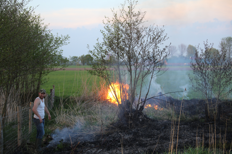 Voorbijgangers treffen  natuurbrand aan