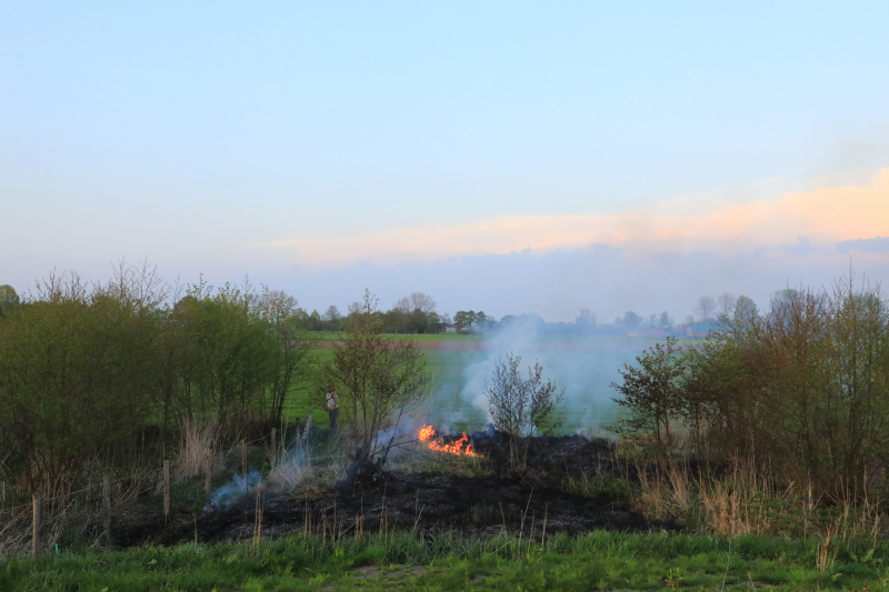 Voorbijgangers treffen  natuurbrand aan