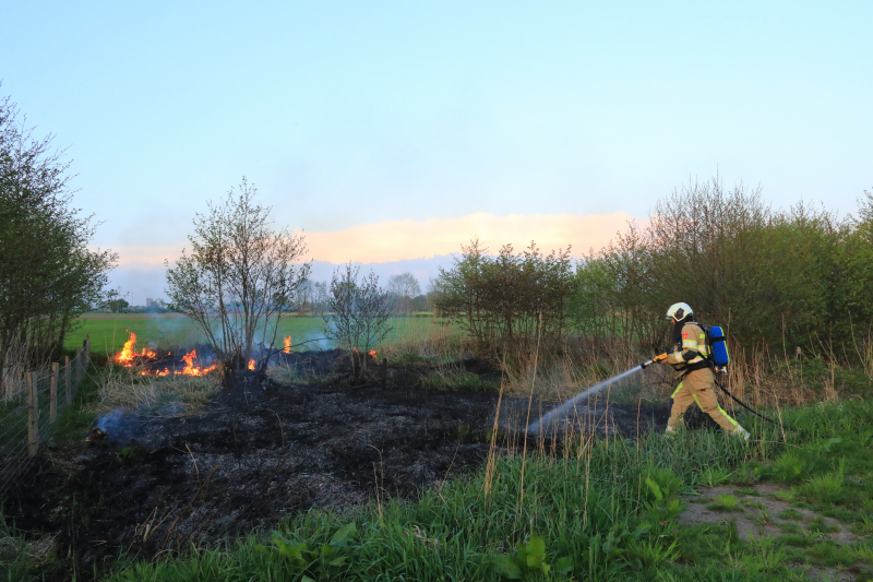 Voorbijgangers treffen  natuurbrand aan