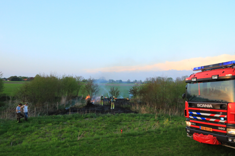 Voorbijgangers treffen  natuurbrand aan