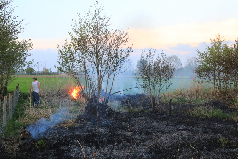 Voorbijgangers treffen  natuurbrand aan